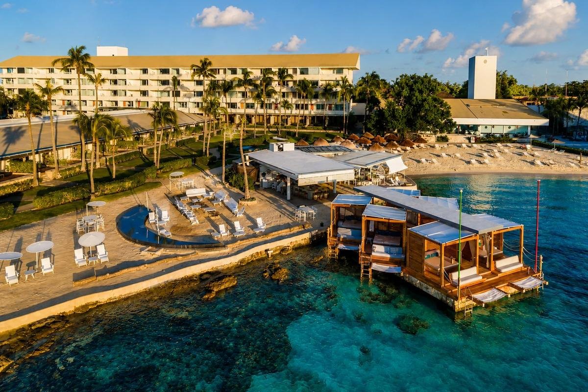 Vista aérea de un resort frente al arrecife en Cozumel