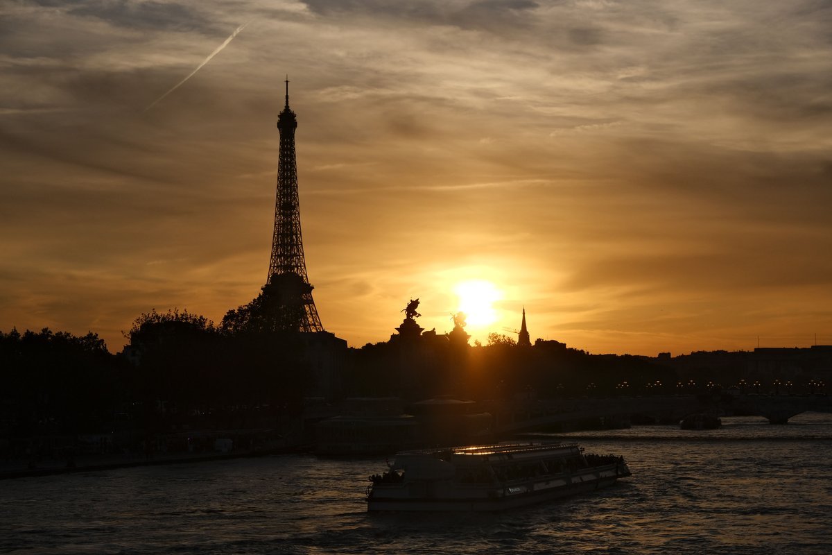 Torre Eiffel recortada contra el atardecer sobre el río Sena, París