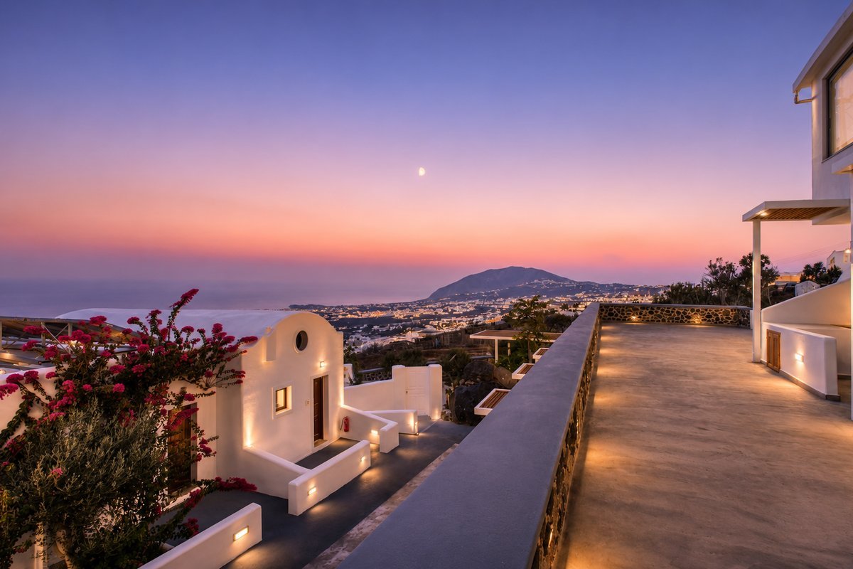 Atardecer sobre las casas blancas de Santorini, Grecia