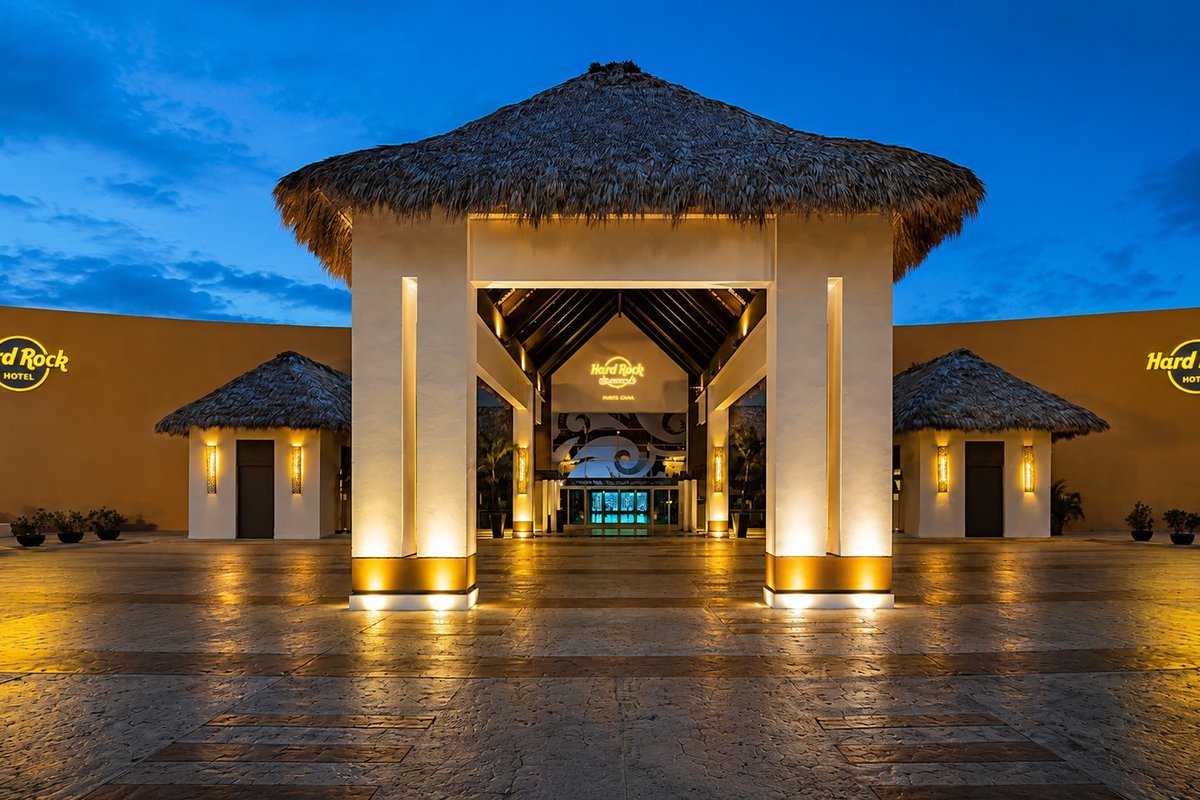 Entrada iluminada de un resort en Punta Cana al anochecer