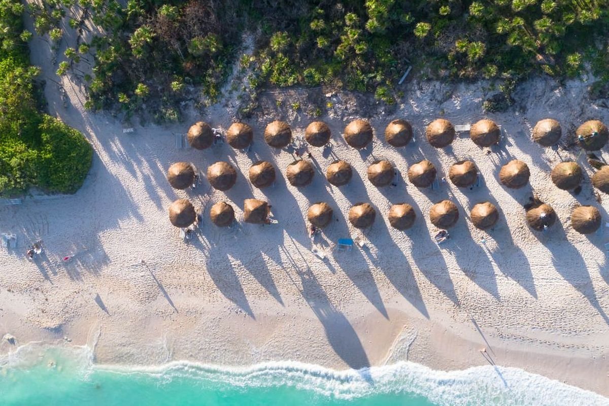 Playa de arena blanca y mar turquesa en la Riviera Maya