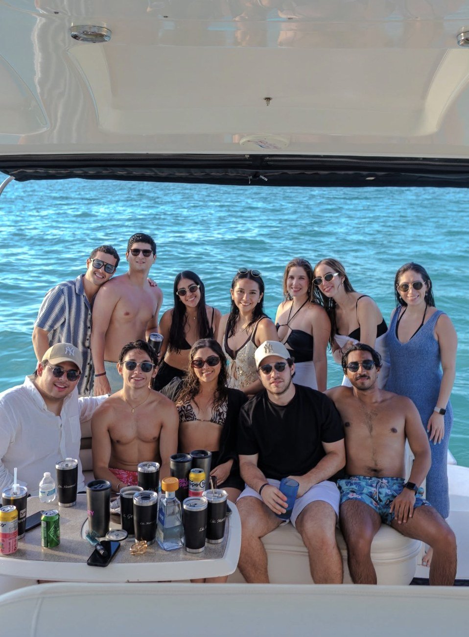 Grupo de recién graduados a bordo de un yate frente a Cancún