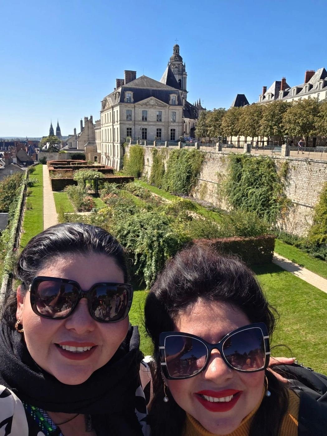 Dos hermanas en los jardines del Castillo de Blois, en el valle del Loira